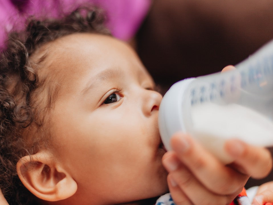 Les bébés peuvent-ils boire du lait froid ?